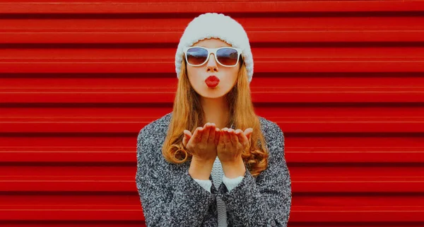 Портрет Молодой Женщины Красными Губами Посылающей Сладкий Воздушный Поцелуй Красный — стоковое фото