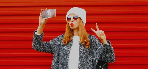 Jeune Femme Prenant Selfie Photo Par Téléphone Sur Fond Rouge — Photo