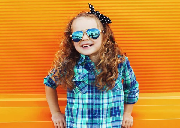 Πορτρέτο Του Μικρού Κοριτσιού Φορώντας Καρό Πουκάμισο Γυαλιά Ηλίου Πάνω — Φωτογραφία Αρχείου