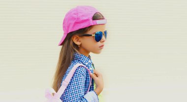 Pembe arka planda küçük bir kız çocuğunun portresi.