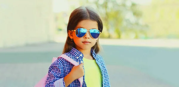 Портрет Стильної Маленької Дівчинки Місті Рожевому Тлі — стокове фото