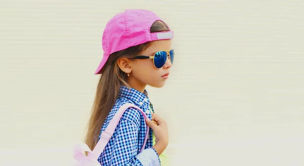 ピンクの背景の上に街のスタイリッシュな女の子の子供の肖像画 — ストック写真