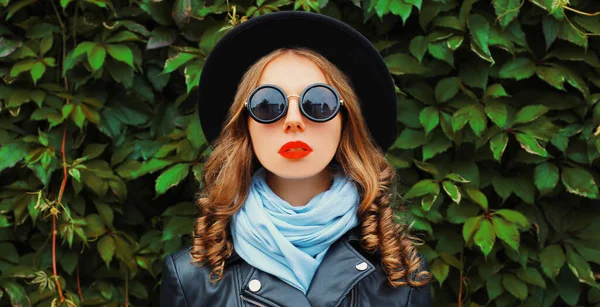 Retrato Una Hermosa Modelo Mujer Joven Con Sombrero Redondo Negro — Foto de Stock