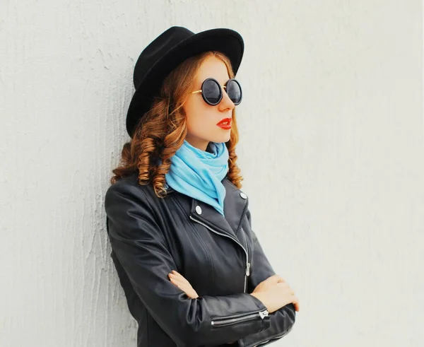 Retrato Una Hermosa Joven Modelo Con Sombrero Redondo Negro Chaqueta —  Fotos de Stock