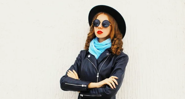 Portré Gyönyörű Fiatal Modell Visel Fekete Kerek Kalap Kabát Napszemüveg — Stock Fotó