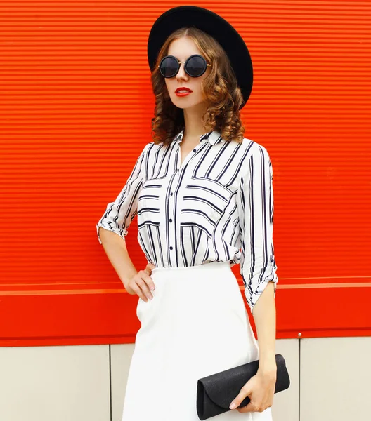 Portrait Beautiful Woman Wearing White Striped Shirt Black Handbag Clutch — Stok Foto