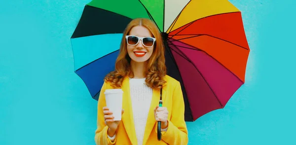 Retrato Jovem Com Xícara Café Segurando Guarda Chuva Colorido Sobre — Fotografia de Stock