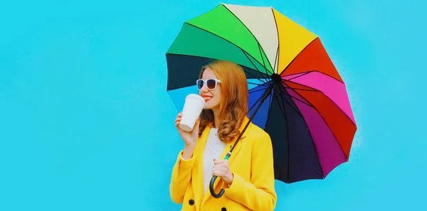 Портрет Молодой Женщины Пьющей Кофе Цветным Зонтиком Синем Фоне — стоковое фото