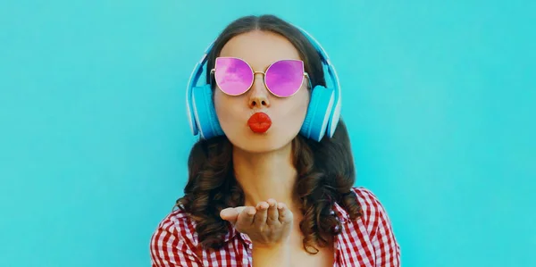 Портрет Привлекательной Молодой Женщины Беспроводных Наушниках Слушающей Музыку Дующую Красными — стоковое фото