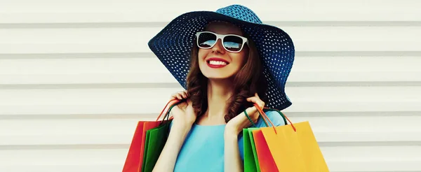 Retrato Cerca Sonriente Joven Con Bolsas Compras Con Vestido Azul —  Fotos de Stock