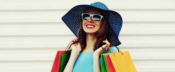 Retrato Close Sorrindo Jovem Com Sacos Compras Vestindo Vestido Azul — Fotografia de Stock