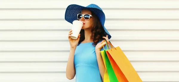 Mulher Bonita Bebendo Café Com Sacos Compras Usando Vestido Azul — Fotografia de Stock