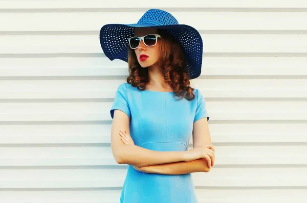 Retrato Modelo Jovem Atraente Vestindo Vestido Azul Verão Redondo Chapéu — Fotografia de Stock