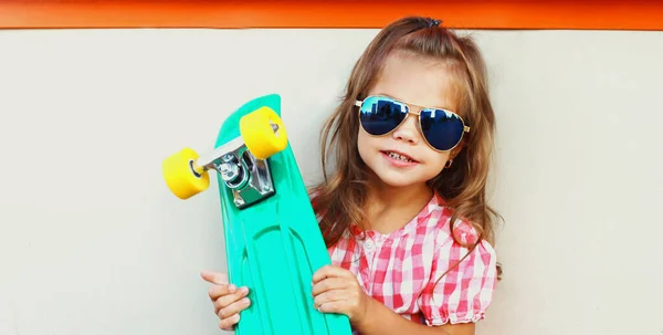 Portrét Stylové Holčičky Skateboardem Městě Přes Oranžové Pozadí — Stock fotografie