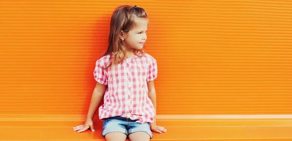 Retrato Verano Una Niña Pequeña Con Gafas Sol Camisa Cuadros —  Fotos de Stock