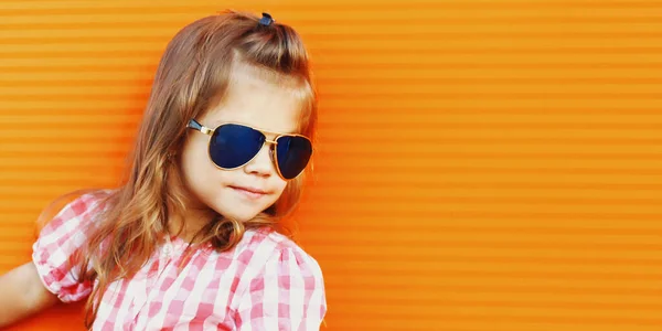Letni Portret Dziewczynki Okularach Przeciwsłonecznych Koszulka Kratkę Mieście — Zdjęcie stockowe