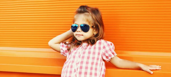 Retrato Verano Una Niña Pequeña Con Gafas Sol Camisa Cuadros —  Fotos de Stock