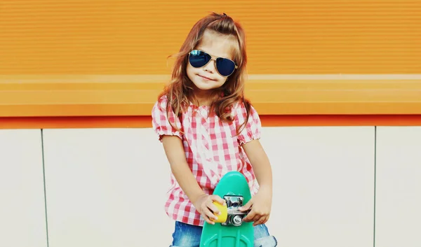 Portret Van Een Stijlvol Meisje Met Skateboard Stad Een Oranje — Stockfoto