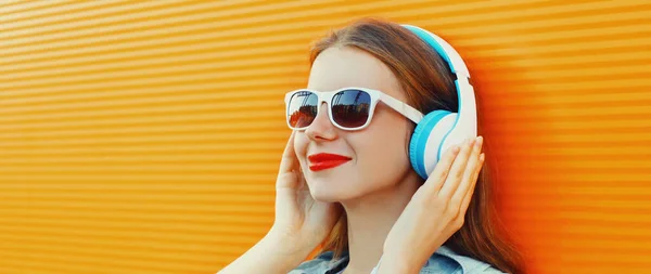 Retrato Close Jovem Mulher Fones Ouvido Sem Fio Ouvindo Música — Fotografia de Stock