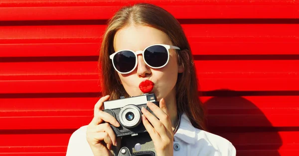 Portret Młodej Fotografki Zabytkową Kamerą Filmową Czerwonym Tle — Zdjęcie stockowe
