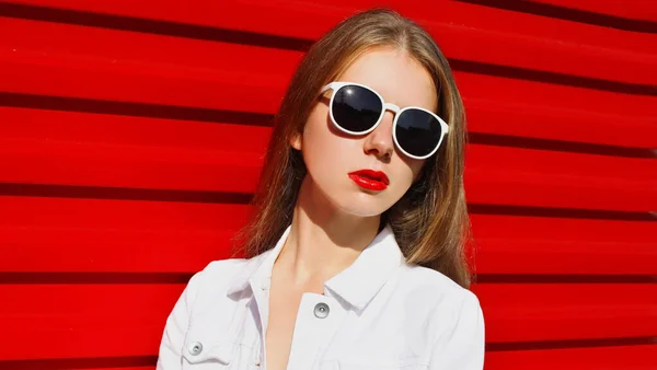 Ritratto Giovane Donna Che Indossa Una Camicia Bianca Occhiali Sole — Foto Stock