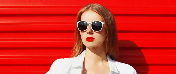 Porträtt Ung Kvinna Bär Vit Skjorta Solglasögon Över Röd Bakgrund — Stockfoto