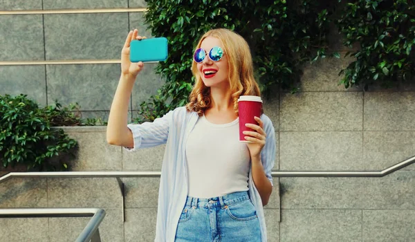 Porträtt Ung Kvinna Som Tar Selfie Bild Smartphone Med Kaffekopp — Stockfoto