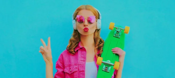 Retrato Una Mujer Joven Elegante Con Monopatín Escuchando Música Auriculares — Foto de Stock