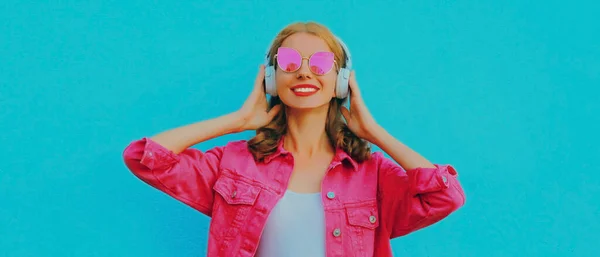 Portret Van Een Stijlvolle Glimlachende Jonge Vrouw Een Draadloze Hoofdtelefoon — Stockfoto