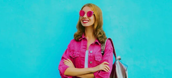 Stilvolles Porträt Einer Lächelnden Jungen Frau Mit Rosa Jacke Sonnenbrille — Stockfoto