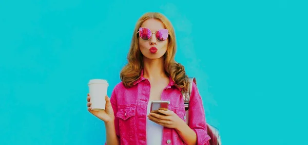 Portræt Stilfuld Ung Kvinde Med Smartphone Kaffekop Iført Lyserød Jakke - Stock-foto
