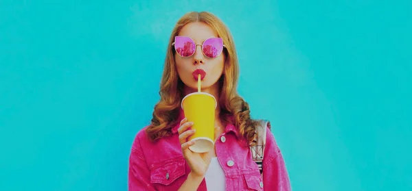 Retrato Jovem Mulher Elegante Beber Suco Usando Uma Jaqueta Rosa — Fotografia de Stock