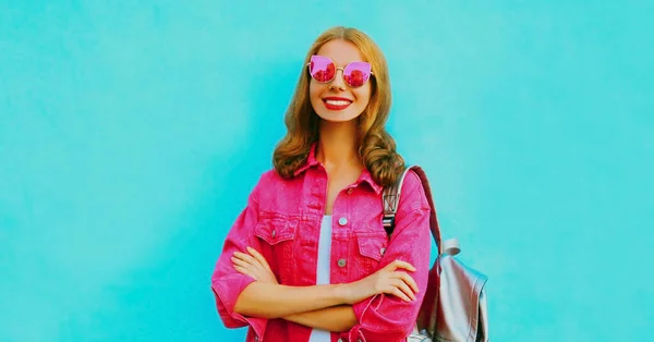 Elegante Retrato Una Joven Sonriente Con Una Chaqueta Rosa Gafas — Foto de Stock