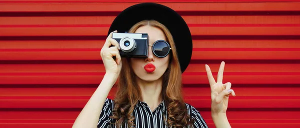 Close Young Woman Photographer Film Camera Red Background — Stock Photo, Image