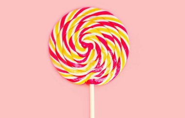 Pembe arka planda izole edilmiş renkli lolipopun görüntüsünü kapat