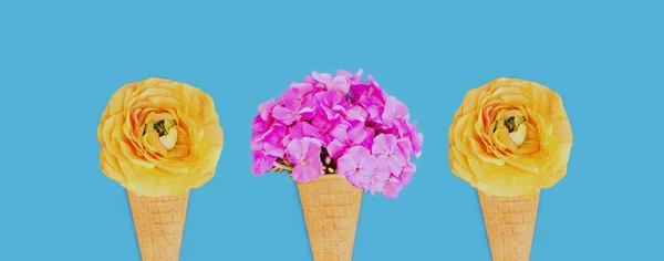 Cone Com Flores Rosa Como Sorvete Sobre Fundo Azul — Fotografia de Stock