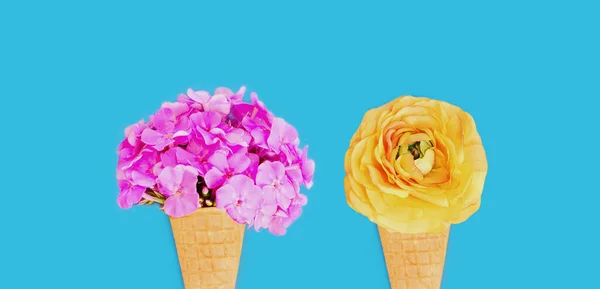 Cono Con Flores Rosas Como Helado Sobre Fondo Azul —  Fotos de Stock