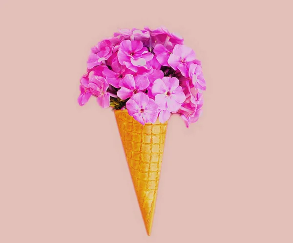 背景の上にアイスクリームとしてピンクの花とコーンのクローズアップ — ストック写真