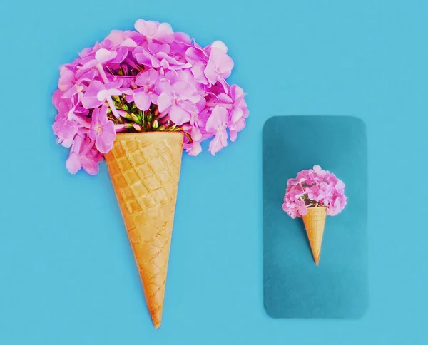 Kona Med Rosa Blommor Som Glass Och Smartphone Med Bild — Stockfoto