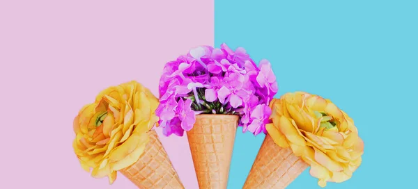 Cono Con Fiori Rosa Come Gelato Sfondo Blu — Foto Stock