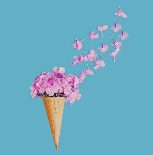 Конус Розовыми Цветами Качестве Мороженого Голубом Фоне — стоковое фото