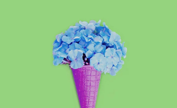 Cono Con Flores Rosas Como Helado Sobre Fondo Azul —  Fotos de Stock