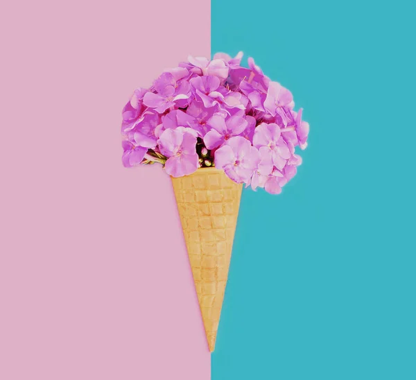 Cone Com Flores Rosa Como Sorvete Sobre Fundo Azul — Fotografia de Stock