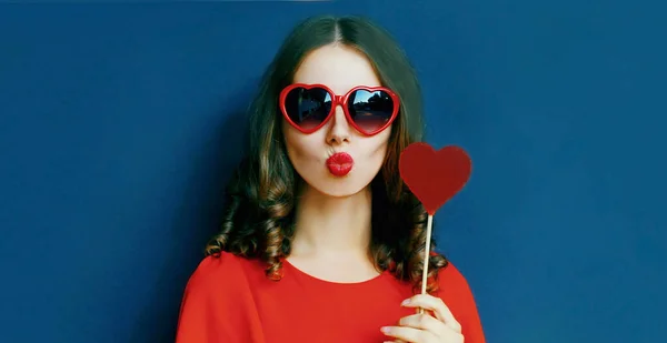 Retrato Una Hermosa Mujer Joven Con Piruleta Soplando Labios Rojos — Foto de Stock