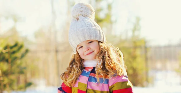 Glad Leende Liten Flicka Barn Vintern Över Snöig Bakgrund — Stockfoto