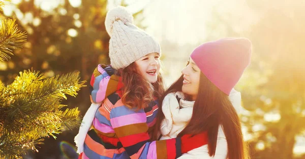 Retrato Madre Feliz Niña Jugando Invierno Sobre Fondo Nevado — Foto de Stock