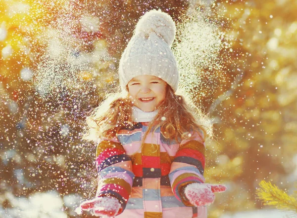 Glad Leende Liten Flicka Barn Vintern Över Snöig Bakgrund — Stockfoto