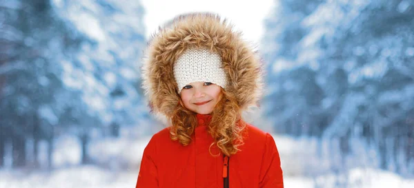 Glad Leende Liten Flicka Barn Vintern Över Snöig Bakgrund — Stockfoto