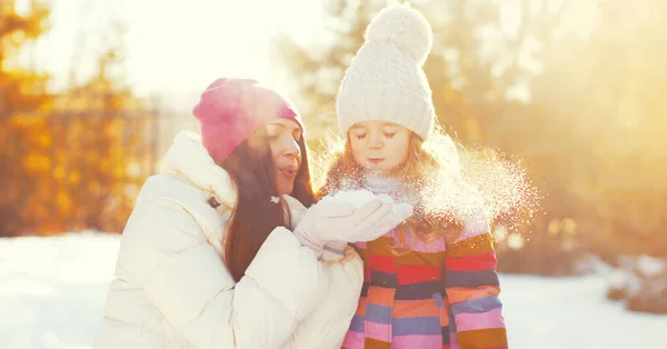 Retrato Madre Feliz Niña Jugando Invierno Sobre Fondo Nevado —  Fotos de Stock