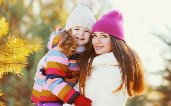 Retrato Madre Feliz Niña Jugando Invierno Sobre Fondo Nevado —  Fotos de Stock